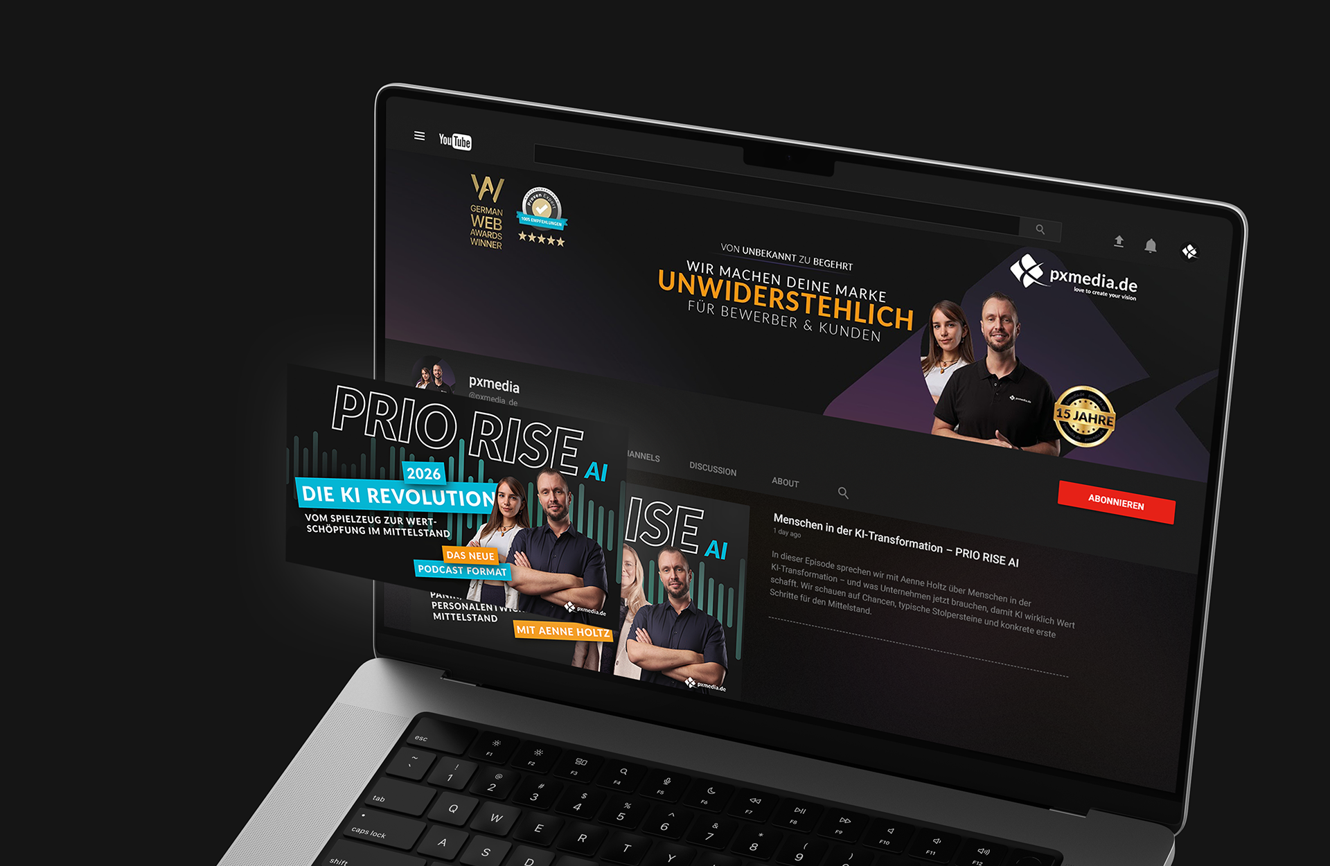 Ein geöffneter Laptop zeigt den YouTube-Kanal von pxmedia mit dem German Web Award und eine Vorschau auf den Podcast "PRIO RISE AI - Die KI Revolution".